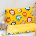 Coussin enfant rectangulaire jaune à motifs dessin animé