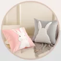 Coussin enfant avec un appliqué lapin blanc