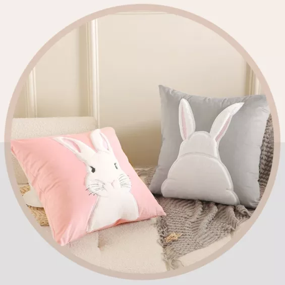 Coussin enfant avec un appliqué lapin blanc