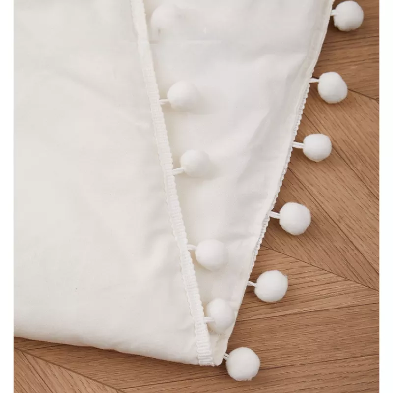 Tipi enfant portable avec diverses petits pompons