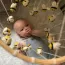 Mobile bébé avec des abeilles suspendues en peluche 