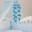 Mobile bébé orné de jolis papillons et de boules en feutre