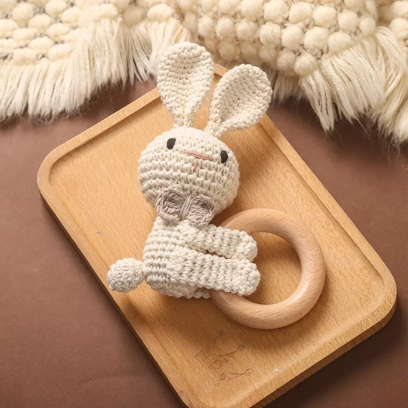 Hochet bébé avec lapin en crochet