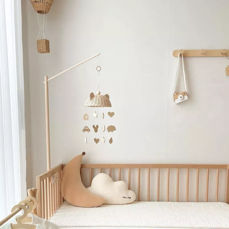 Mobile bébé avec accessoires en bois et en osier