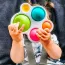 Hochet bébé en plastique avec boules colorées en silicone