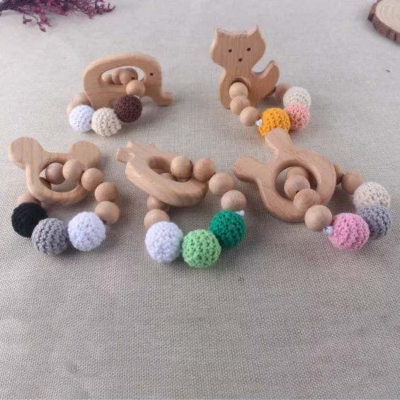 Hochet bébé animaux en bois avec boules en crochet