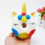 Squishy en forme de donut licorne avec motif spongieux.